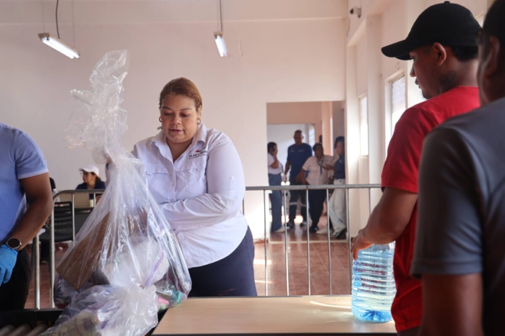 Inicia con éxito el quinto día de entrega de insumos en orden y con excelente atención