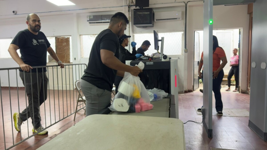 Mingob destaca fluidez y orden en el operativo de recepción de insumos para los centros penitenciarios
