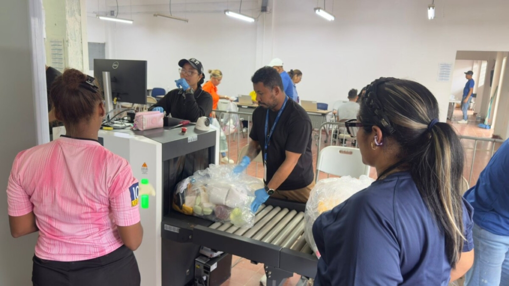 Mingob destaca fluidez y orden en el operativo de recepción de insumos para los centros penitenciarios