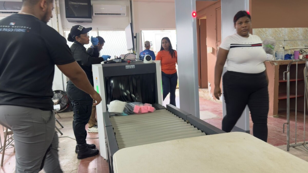 Mingob destaca fluidez y orden en el operativo de recepción de insumos para los centros penitenciarios