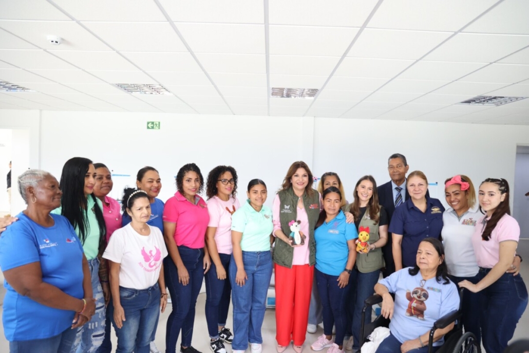 Primera Dama da seguimiento a proyectos de transformación en el Centro Femenino La Esmeralda